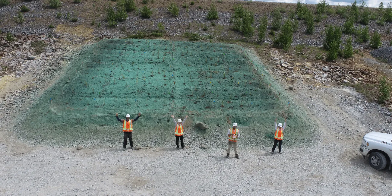 Équipe de restauration écologique sur le terrain au Canada.