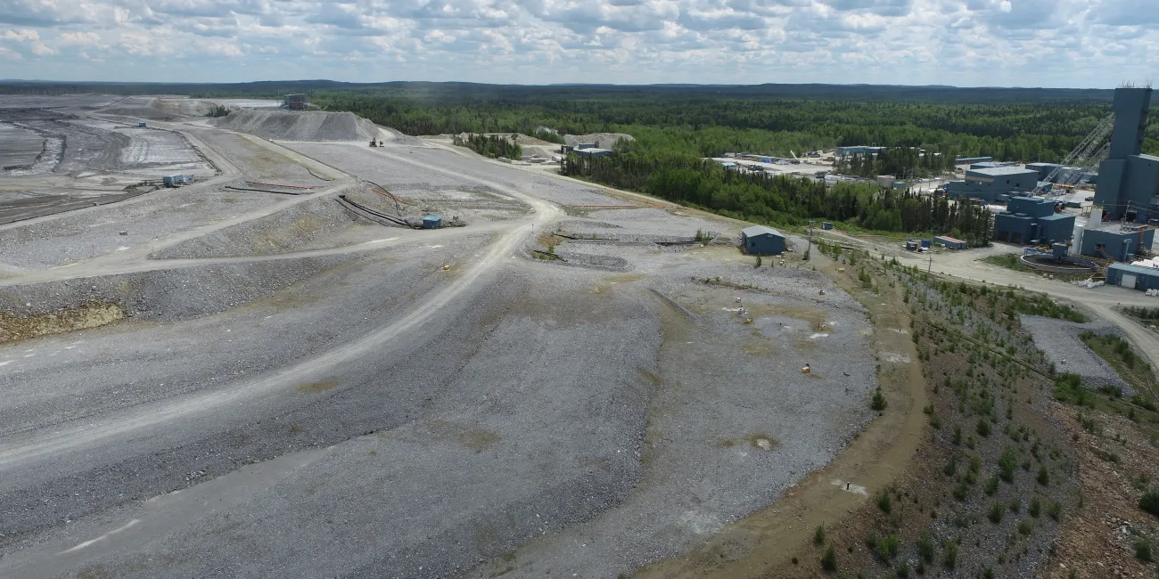Vista aérea de una mina de grafito. Quebec, Canadá.