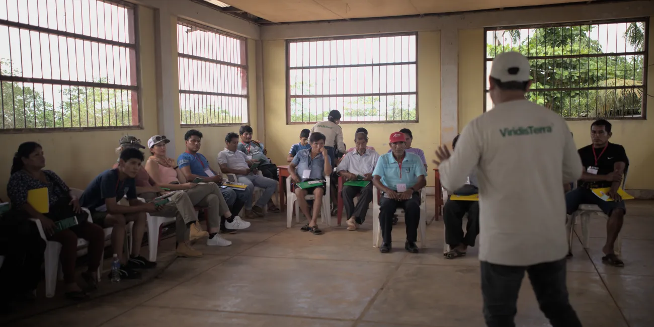 Vulgarisateur présentant Viridis Terra à une communauté locale.